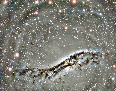 Голубая арка, образованная потоком молодых звезд в галактике Центавр А