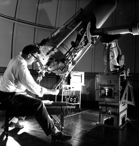 Олин Эгген у 20-дюймового телескопа Гринвичской обсерватории (1950-е)