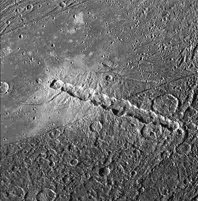 Свидетельством неоднократного падения малых тел, изменивших орбиту Ганимеда, служит изображение Галилео со следами сравнительно недавнего падения кометы на его поверхность