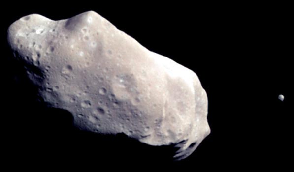 Астероид 243 Ида и его спутник Дактиль (светлая точка справа от астероида). Снимок получен с расстояния около 10500 км 27 августа 1993 г. за 14 мин до наибольшего сближения Галилео с малой планетой. Фото JPL/NASA