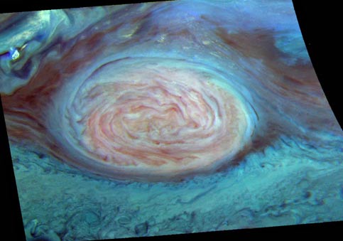 Большое Красное Пятно - наиболее заметная деталь на фоне облачного слоя Юпитера. Фото JPL/NASA (обработка Корнельского университета).
